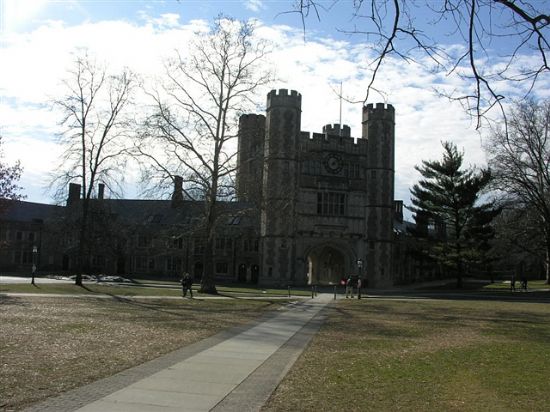 普林斯顿大学(Princeton University ),位于美国新泽西州的普林斯顿,是美国一所享誉世界的私立研究型大学,八所常春藤盟校之一。学校于1746年在新泽西州伊丽莎白镇创立,是美国殖民时期第四所成立的高等教育学院,当时名为新泽西学院,1747年迁至新泽西州,1756年迁至风景优美的小镇--普林斯顿(位于费城和纽约之间),并在1896年正式改名为普林斯顿大学。